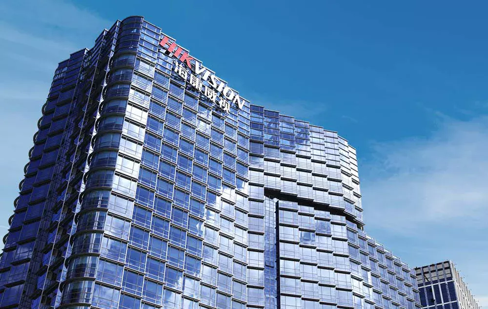 Tòa nhà trụ sở chính của Hikvision với logo thương hiệu nổi bật trên nền trời xanh.