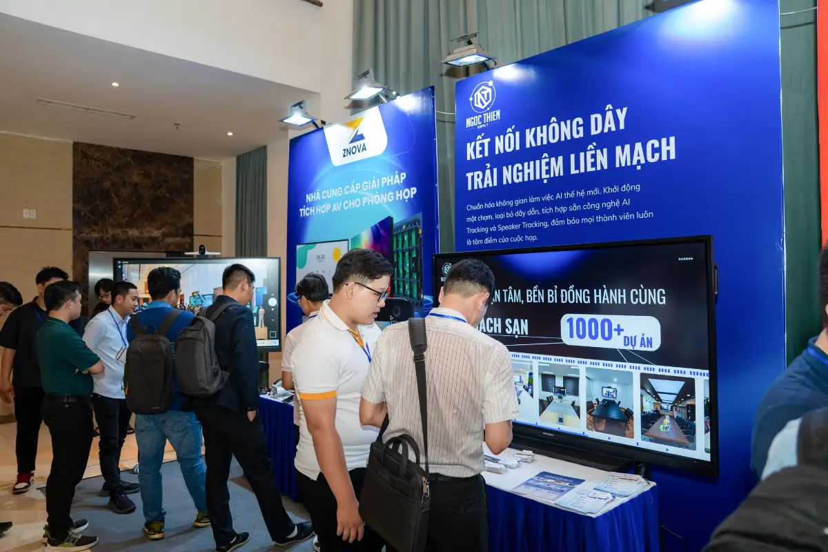 Đội ngũ Ngọc Thiên tư vấn và chia sẻ giải pháp phòng họp AI cho khách tham quan tại sự kiện.